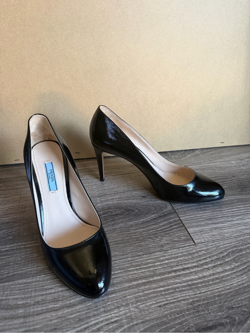 Prada Saffiano Classic Textured Patent Leather Pumps Round Toe 39 8 8.5 Office